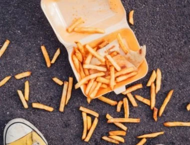 Τελικά ισχύει ο κανόνας των 5 δευτερολέπτων όταν πέσει κάτω το φαγητό;